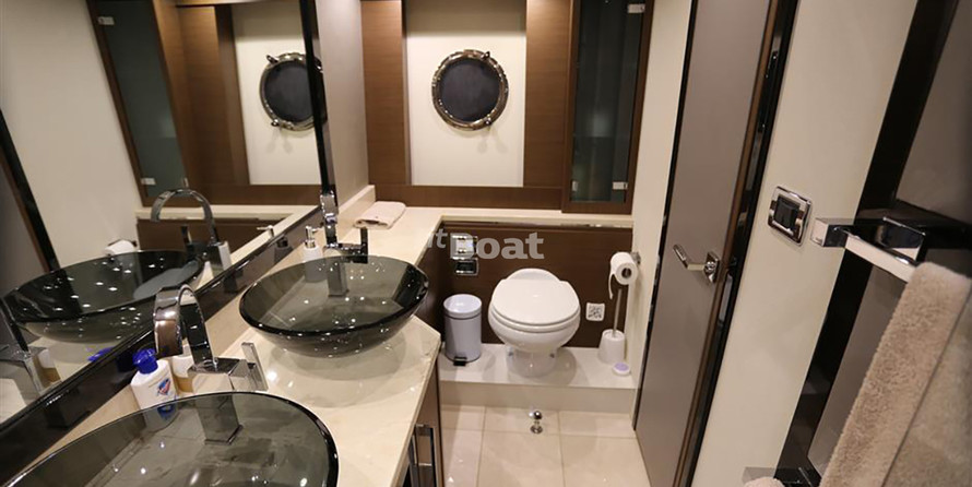 Marquis 630 Sport Yacht