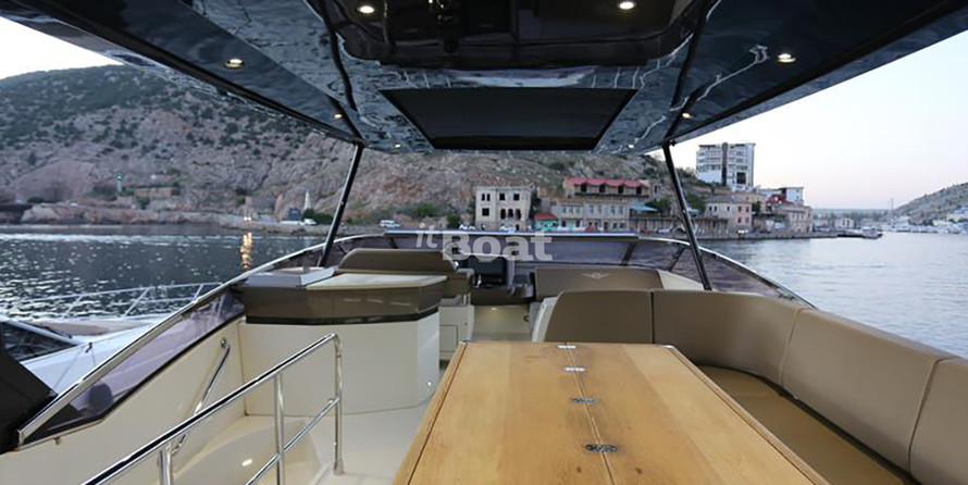 Marquis 630 Sport Yacht