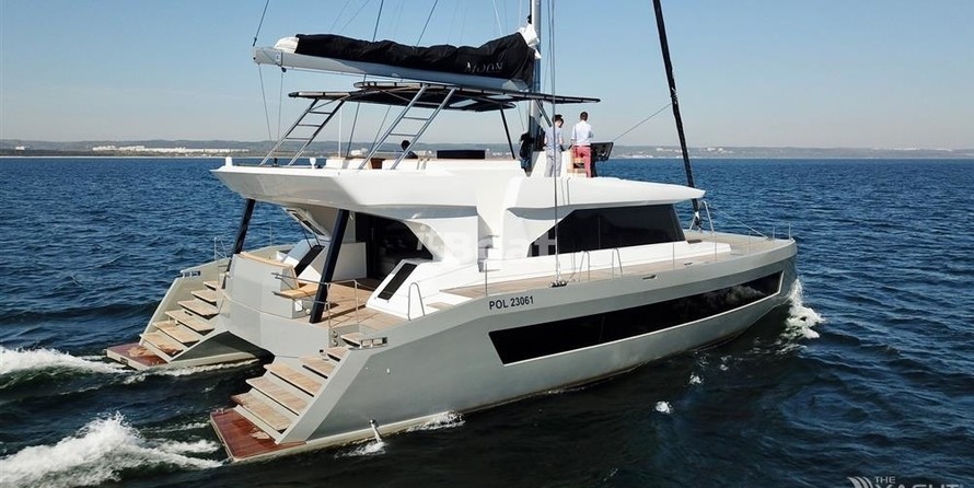 Luxury motor yacht pearl 60