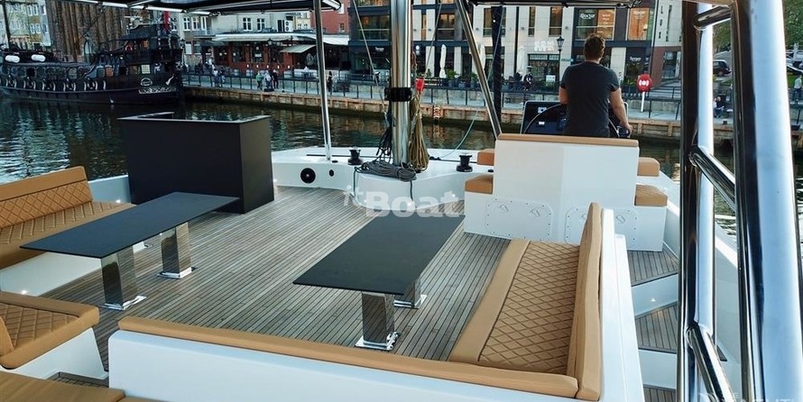 Luxury motor yacht pearl 60