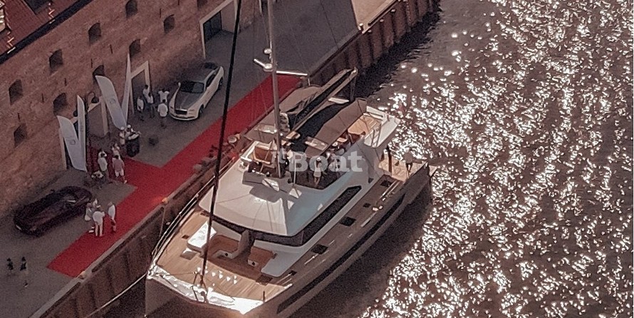 Luxury motor yacht pearl 60