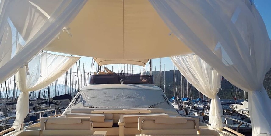 Ferretti Altura 690