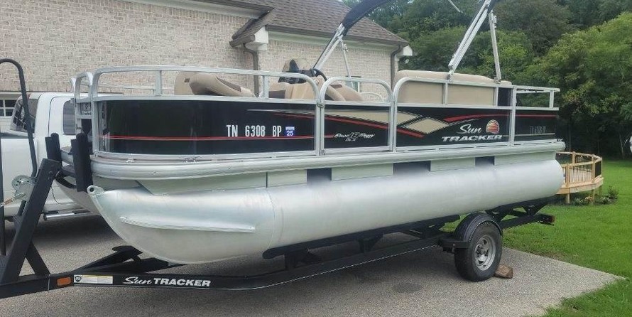 Sun Tracker Bass Buggy 18 DLX