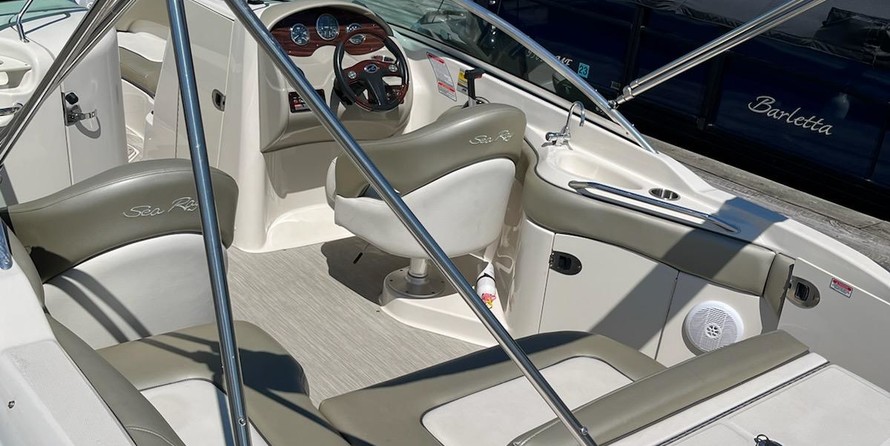 Sea Ray 220 Sundeck