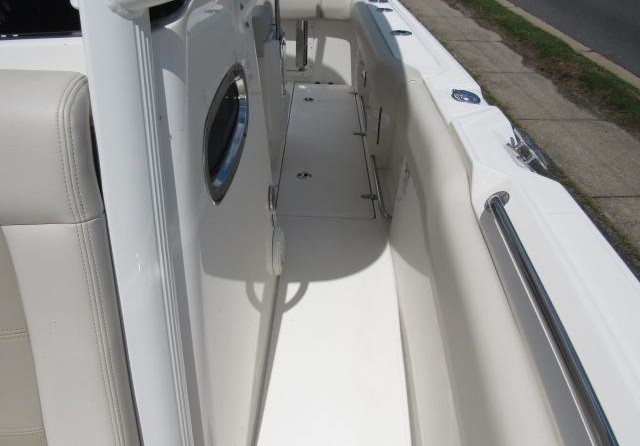 Boston Whaler 230 Outrage
