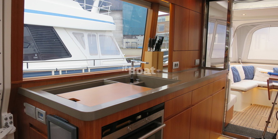 Contest Yachts 52MC Flybridge