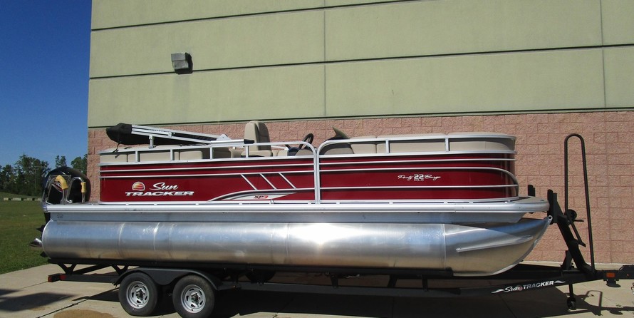 Sun Tracker Party Barge 22 XP3