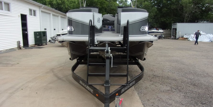 Avalon 2485 LSZ Versatile Rear Bench Sport Toon Windshield