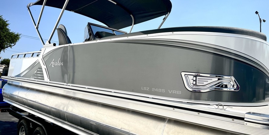 Avalon 2485 LSZ Versatile Rear Bench Sport Toon Windshield
