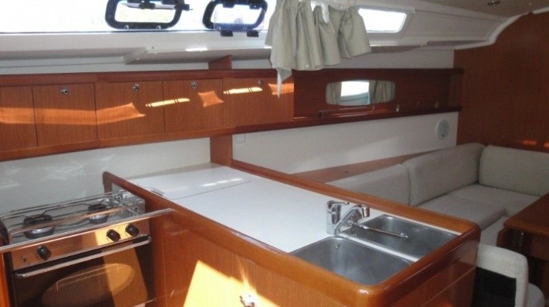Beneteau Oceanis 37