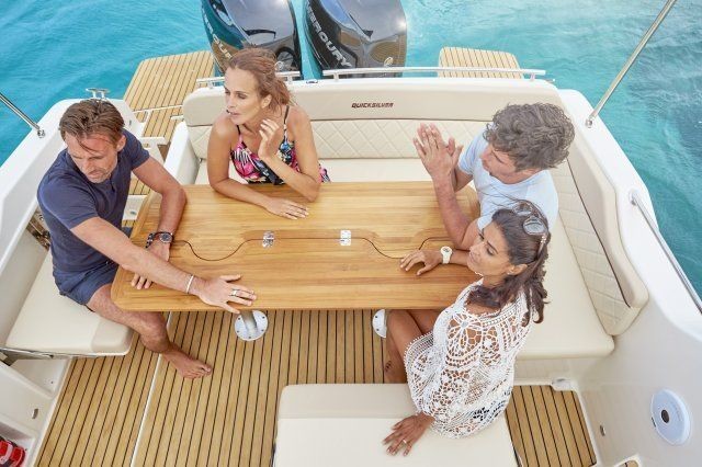 Quicksilver Activ 875 Sundeck