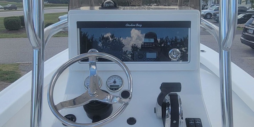Hydra-sports bay bolt 2000 center console