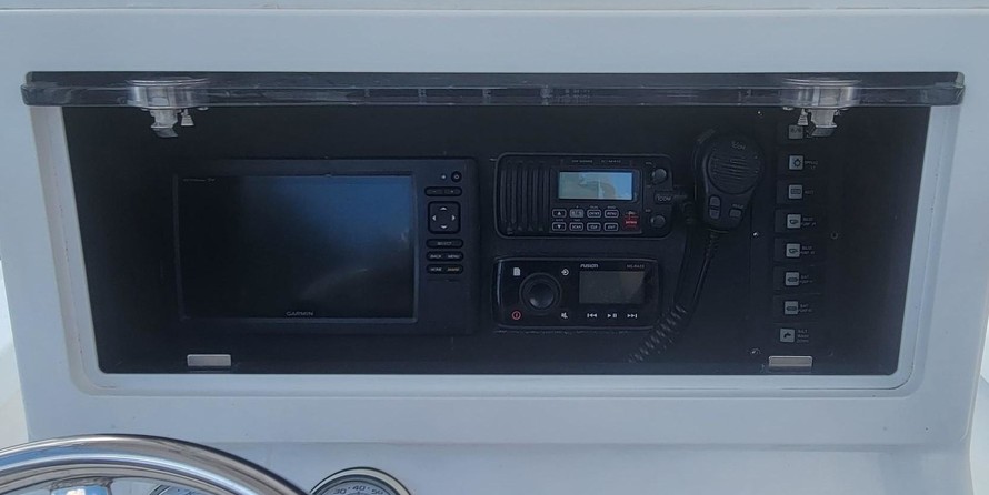 Hydra-sports bay bolt 2000 center console