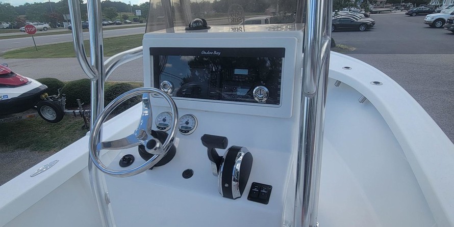 Hydra-sports bay bolt 2000 center console