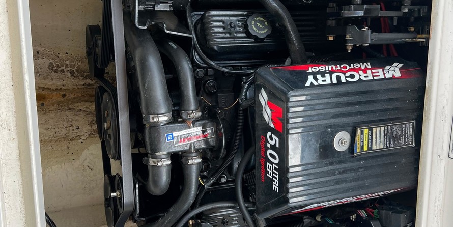 Sea ray 215 express cruiser