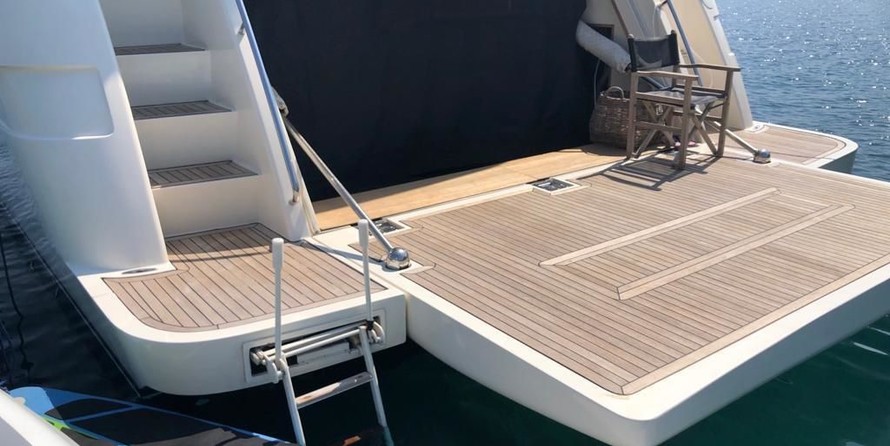 Ferretti 830