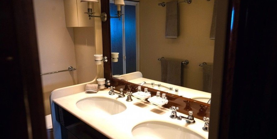 Falcon Yachts 80 fly