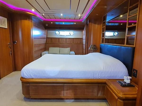 Ferretti 94