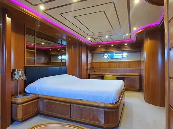 Ferretti 94