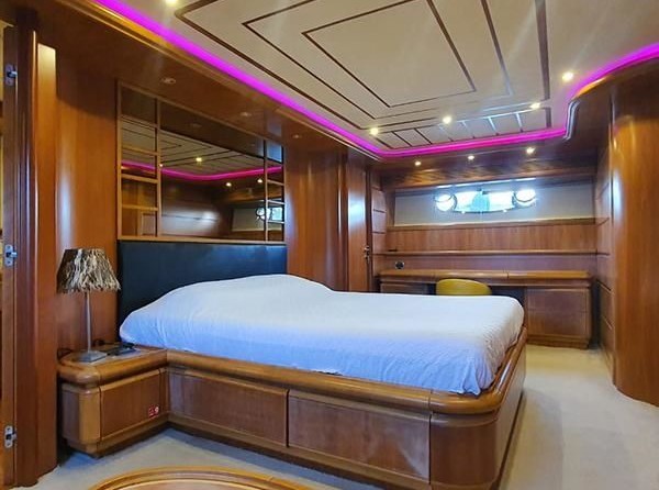 Ferretti 94