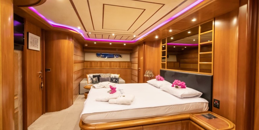 Ferretti 94