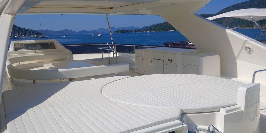 Ferretti 830