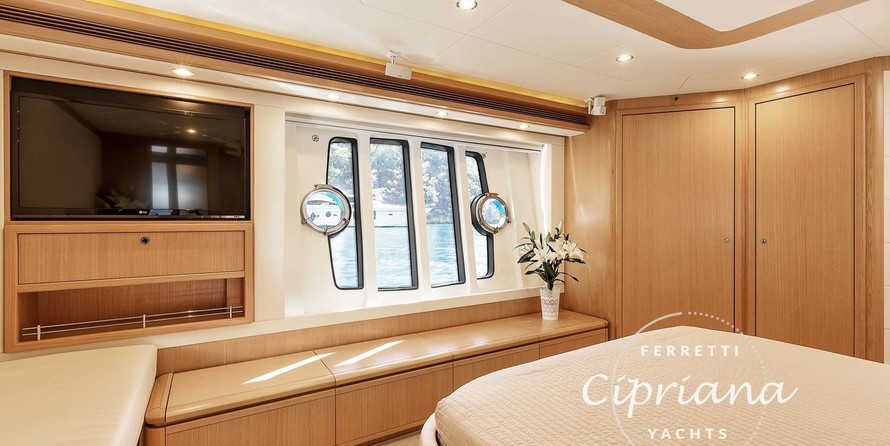 Ferretti 830