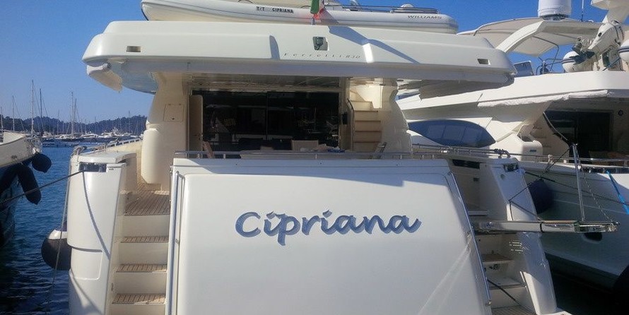 Ferretti 830