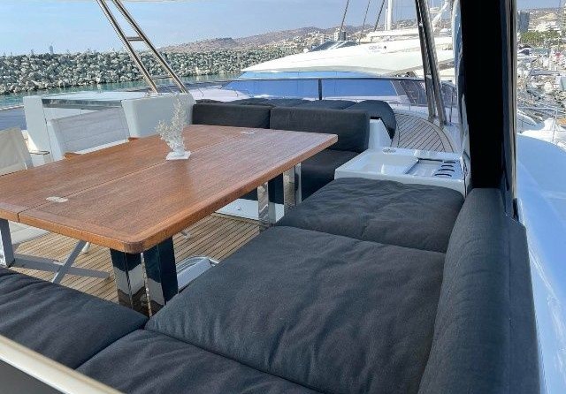 Luxury motor yacht pearl 60