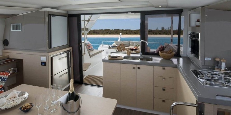 Fountaine Pajot Lucia 40