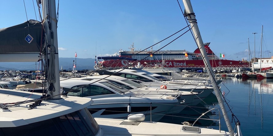 Fountaine Pajot Lucia 40