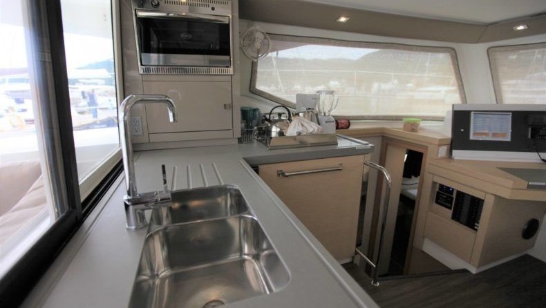 Fountaine Pajot Lucia 40