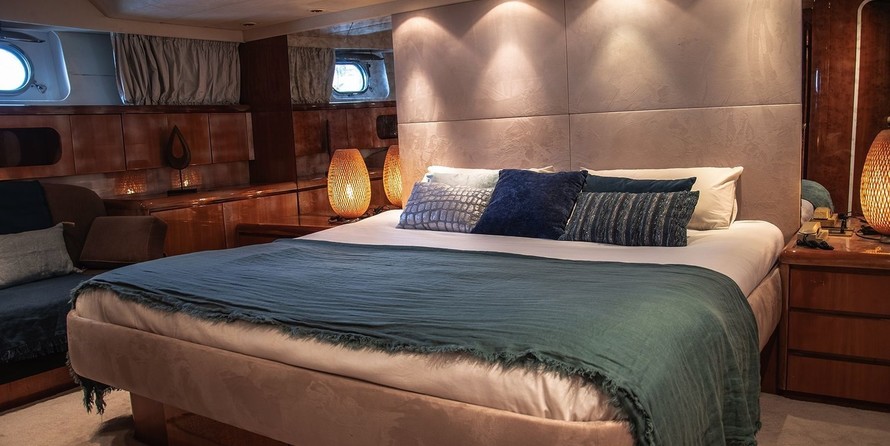 Falcon Yachts 80 fly