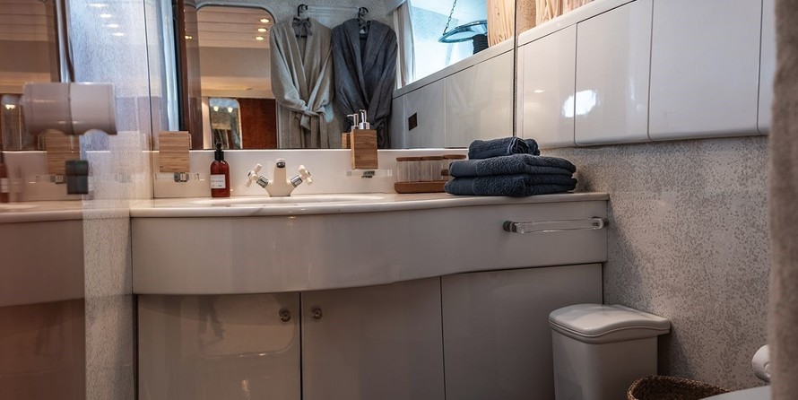 Falcon Yachts 80 fly