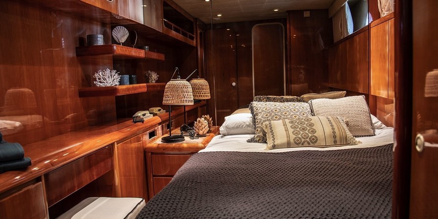 Falcon Yachts 80 fly