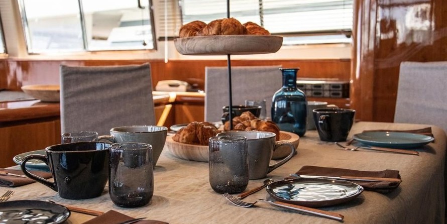 Falcon Yachts 80 fly