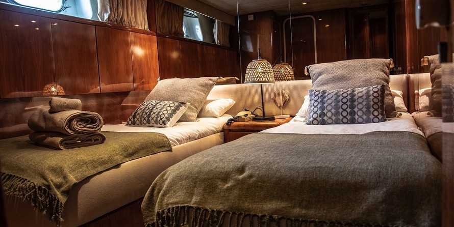 Falcon Yachts 80 fly