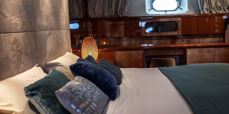 Falcon Yachts 80 fly