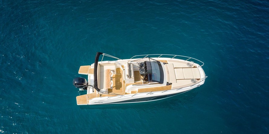 Quicksilver Activ 875 Sundeck