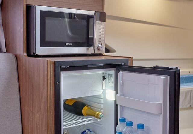 Quicksilver Activ 875 Sundeck