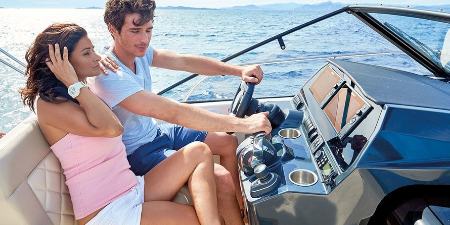 Quicksilver Activ 875 Sundeck