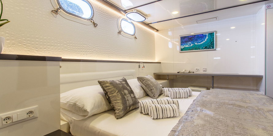 Luxury motor yacht pearl 60