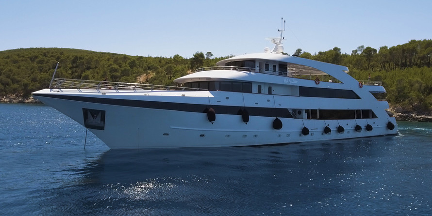 Luxury motor yacht pearl 60