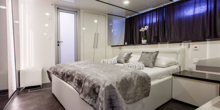 Luxury motor yacht pearl 60