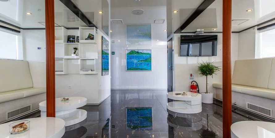 Luxury motor yacht pearl 60