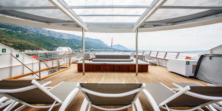 Luxury motor yacht pearl 60