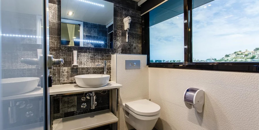 Luxury motor yacht pearl 60