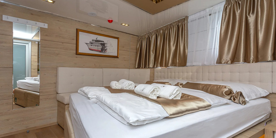 Luxury motor yacht pearl 60