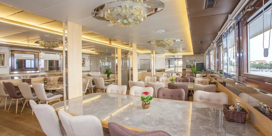 Luxury motor yacht pearl 60