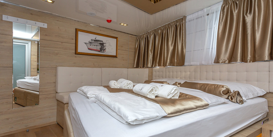 Luxury motor yacht pearl 60